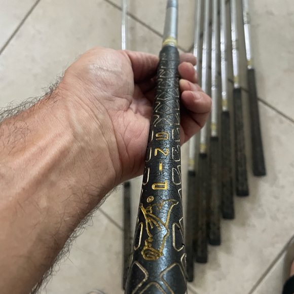 Ping EYE golf clubs in right handed 
8 complete irons plus 1 head only - Picture 7 of 10